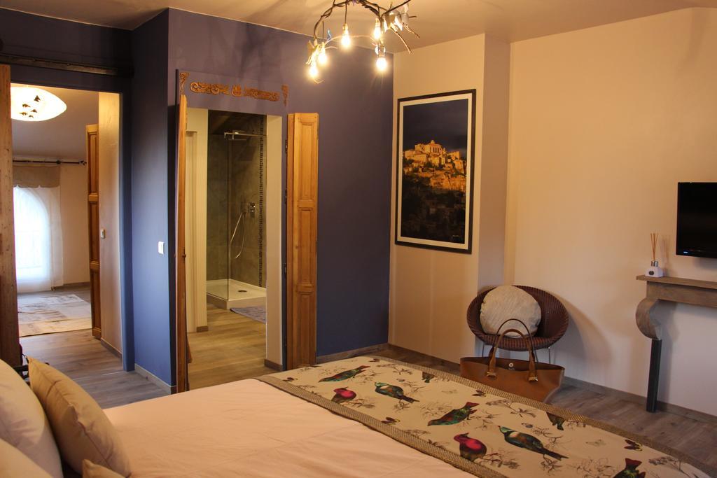 Châteaurenard Sous Les Platanes B&B الغرفة الصورة