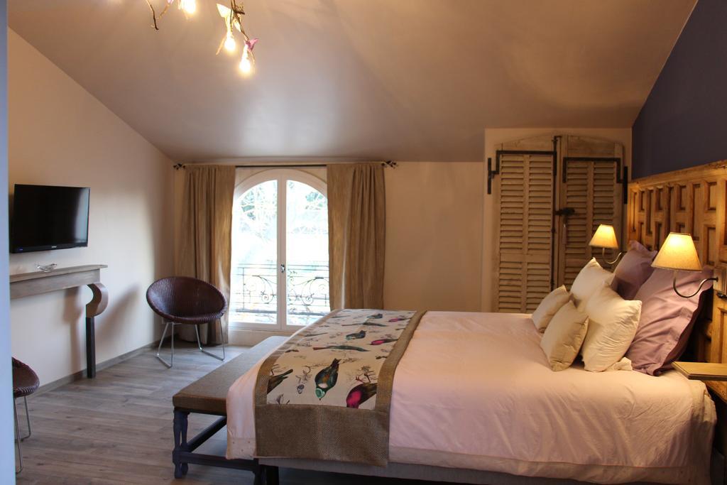 Châteaurenard Sous Les Platanes B&B الغرفة الصورة