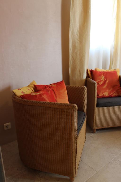Châteaurenard Sous Les Platanes B&B الغرفة الصورة