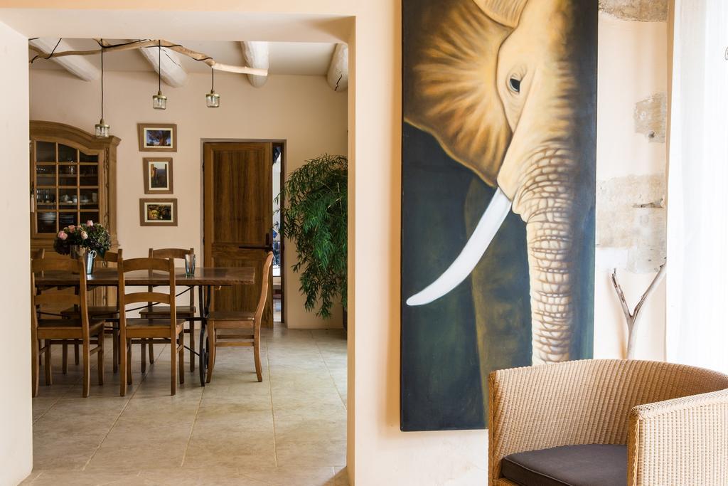 Châteaurenard Sous Les Platanes B&B المظهر الخارجي الصورة